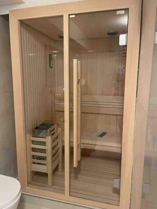 Appartamento Con Piscina E Sauna Bissone Bagian luar foto