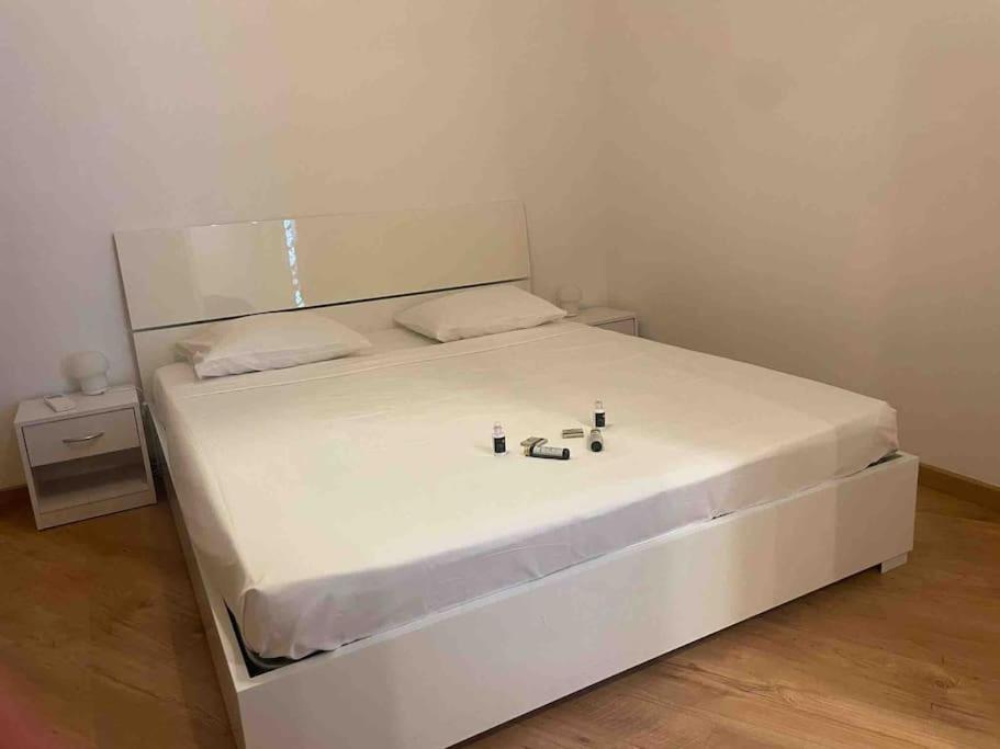 Appartamento Con Piscina E Sauna Bissone Bagian luar foto